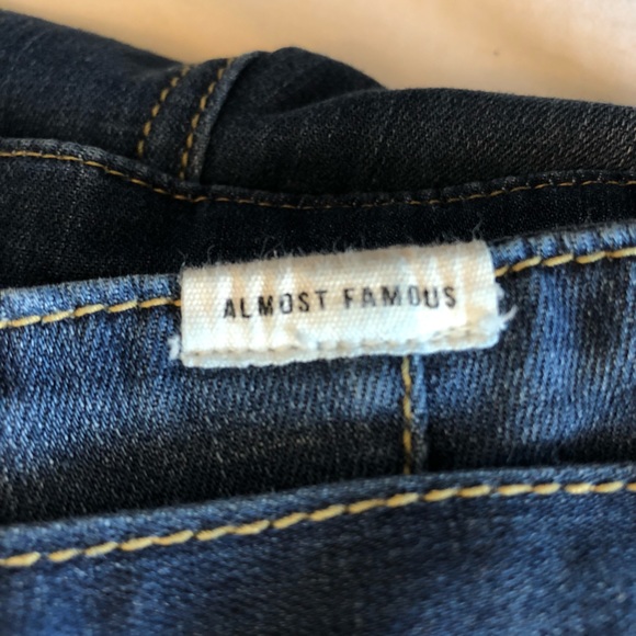 Almost Famous Belted Jeans - Picture 5 of 7